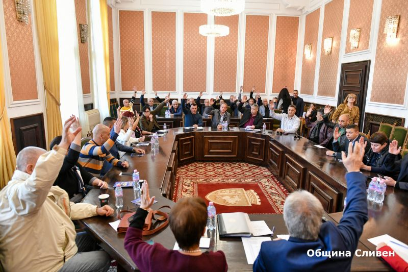 
С 34 гласа „за“ местният парламент в Сливен избра зам.кметът по финансите Румен Иванов за временно изпълняващ длъжността кмет на общината заради предстоящите...
